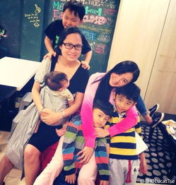 母子相拥温馨画面