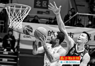 小巴里·布朗比赛中突破上篮