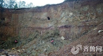 被盗挖后留下的泥土坑洞特写
