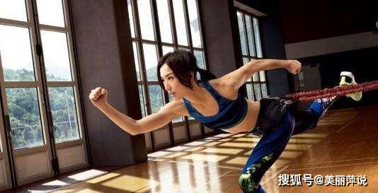 郑秀文健身房训练照