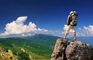 一个人站在山顶望向远方