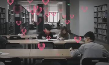 情侣在图书馆共同学习