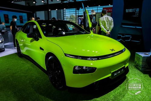 小鹏P7+在展厅中展示