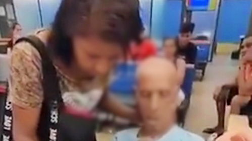 巴西女子推老人尸体进入银行