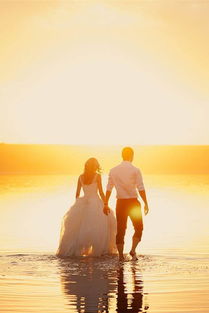 情侣在海边散步背影