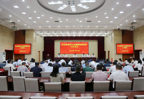 税务工作人员在办公室审核资料