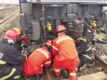 男子被救援人员找到的现场照片