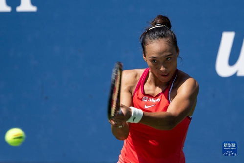 郑钦文在比赛中专注回球