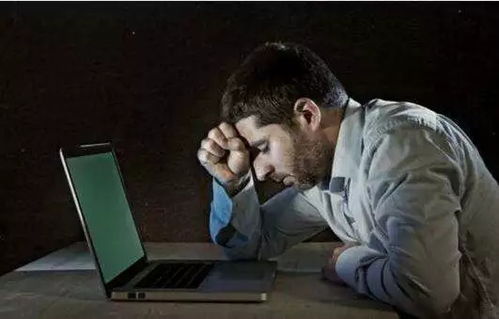 熬夜加班的年轻人
