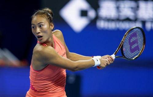 郑钦文手持球拍面带微笑