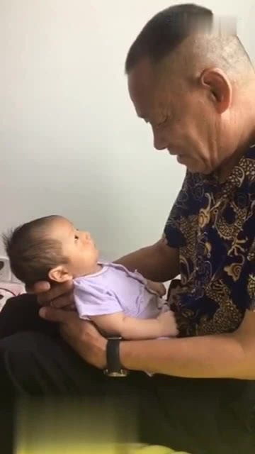 外公看着宝宝表情心疼