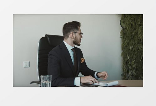 两名男子微笑告别握手画面