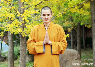 一位年轻和尚在讲经台上讲佛法