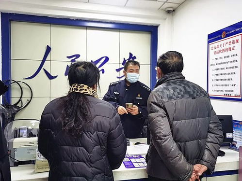 民警正在向老年人讲解反诈知识