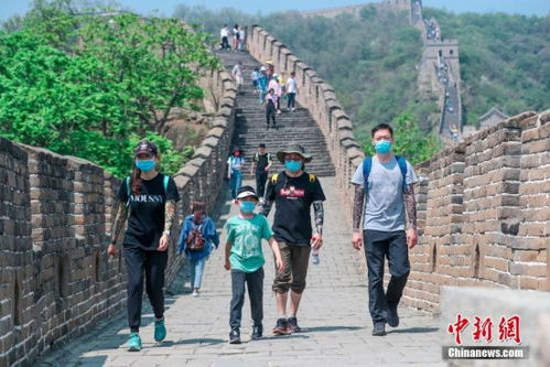 游客在武功山顶戴着口罩行走