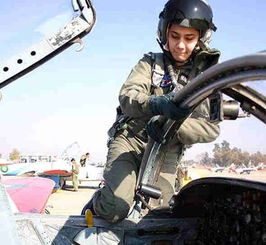 空战胜利 巴飞行员跳阿坦舞庆祝：中巴友谊在蓝天绽放