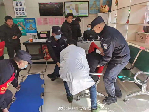 家属抬着老人进入银行大厅