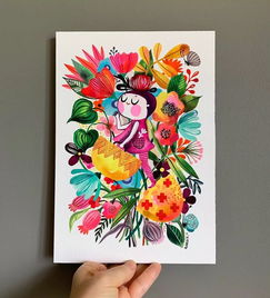 墙上挂着多幅不同风格的插画作品