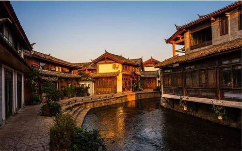 图片内容:游客在丽江古城小桥边静坐