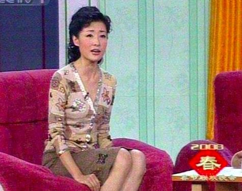 刘晓庆接受媒体采访表情严肃