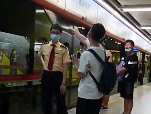 男子站在地铁站低头沉思