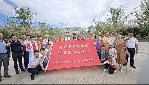 新疆一所学校的教师团队合影