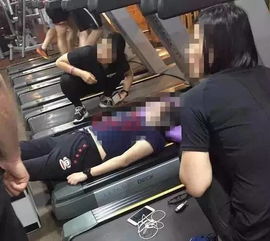 健身女生在跑步机上流汗