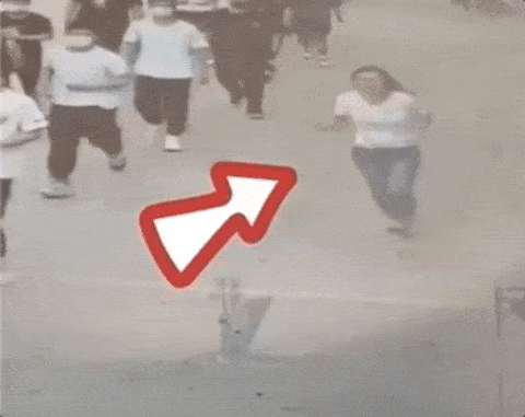 孩子们在高温下赤脚跑步