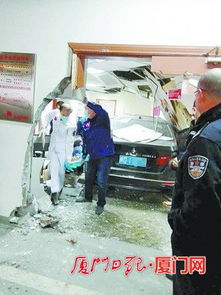 办公室内员工低头工作