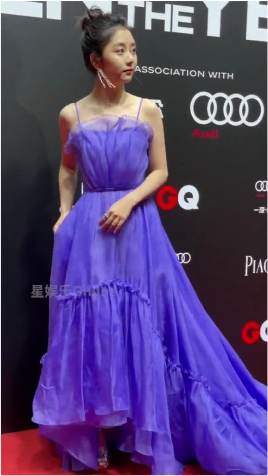 李宛妲身穿淡紫色长裙站在花海中微笑