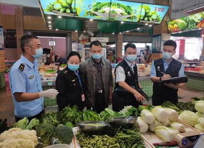 市场监管人员抽检鸡蛋样品的场景