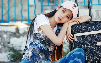 欧阳娜娜接受采访的照片