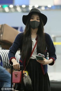欧阳娜娜在机场被粉丝围堵的照片
