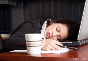 创业者深夜独自坐在办公室