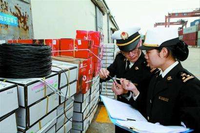 中国海关人员检查稀土材料运输车辆场景