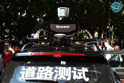 智能驾驶测试车辆在城市道路上行驶