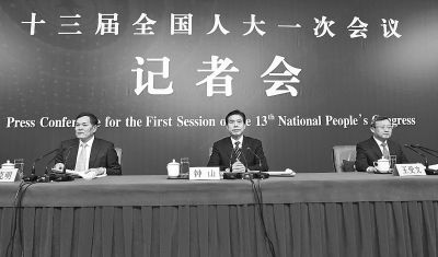 中美贸易战相关新闻画面