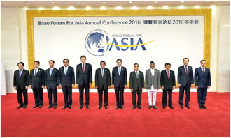 慕江南品牌团队在办公室讨论下一场直播策划