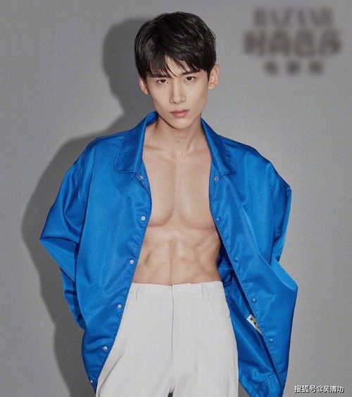 王源在实验室测试红之卸妆乳效果