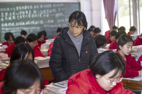 华坪女子高中学生上课