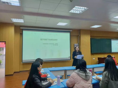 教室里教师正在做教学反思笔记