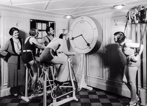 女性在健身房锻炼的场景