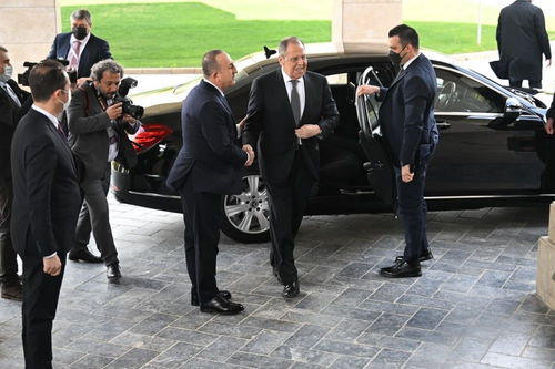 普京特朗普均缺席俄乌会谈，和平之路为何越走越远？