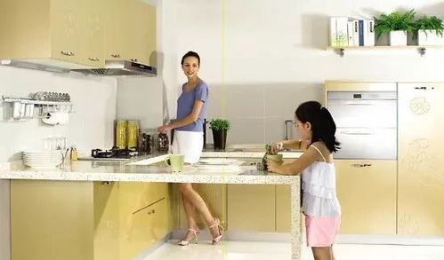 孩子帮忙整理厨房用品