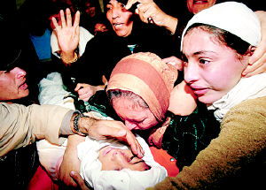 母亲抱着孩子的照片痛哭