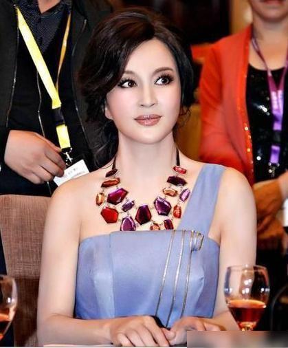 刘晓庆面对媒体镜头自信微笑