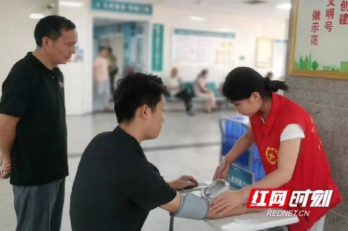 学生在医院做志愿服务