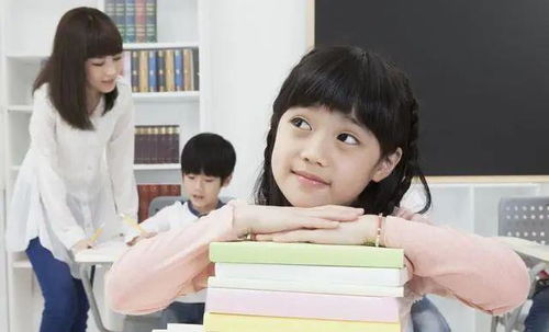 一位母亲和孩子在公园散步