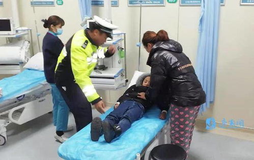 民警护送婴儿前往医院