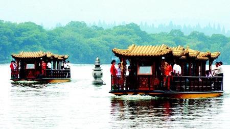 西湖边的晚风与画舫